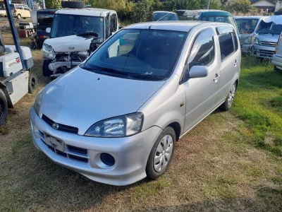 DAIHATSU YRV
