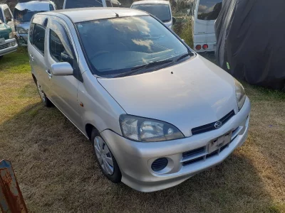 DAIHATSU YRV
