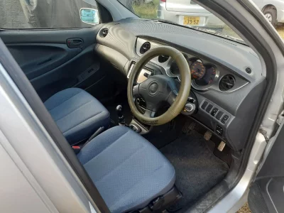 DAIHATSU YRV