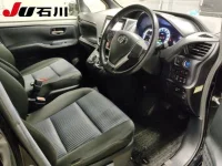 Цена авто Toyota Voxy с аукционов Японии, номер кузова ZWR80W, пробег 201 000, оценка 4