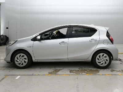 TOYOTA AQUA 4