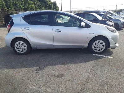TOYOTA AQUA 3