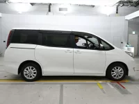 Цена авто Toyota Noah с аукционов Японии, номер кузова ZWR80G, пробег 82 000, оценка 3
