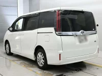 Цена авто Toyota Noah с аукционов Японии, номер кузова ZWR80G, пробег 82 000, оценка 3