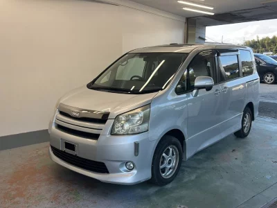 TOYOTA NOAH