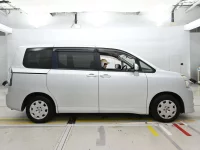 Цена авто Toyota Voxy с аукционов Японии, номер кузова ZRR70G, пробег 121 000, оценка 6