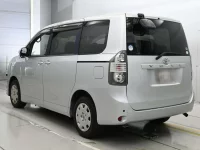Цена авто Toyota Voxy с аукционов Японии, номер кузова ZRR70G, пробег 121 000, оценка 6