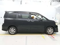 Цена авто Toyota Voxy с аукционов Японии, номер кузова ZRR70W, пробег 55 000, оценка 2