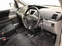 Цена авто Toyota Voxy с аукционов Японии, номер кузова AZR60G, пробег 124 000, оценка 8