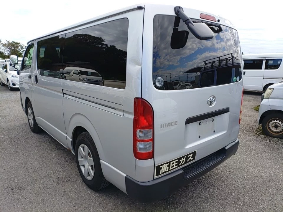 TOYOTA HIACE VAN