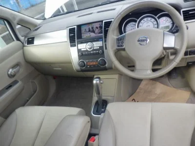 NISSAN TIIDA