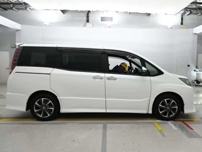 TOYOTA NOAH