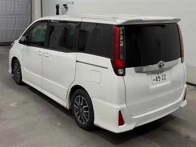 TOYOTA NOAH