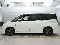 Цена авто Toyota Voxy с аукционов Японии, номер кузова ZWR90W, пробег 26 000, оценка 8