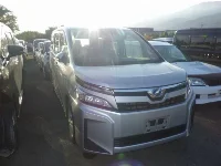 Цена авто Toyota Voxy с аукционов Японии, номер кузова ZWR80G, пробег 141 000, оценка 