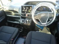 Цена авто Toyota Voxy с аукционов Японии, номер кузова ZWR80G, пробег 141 000, оценка 