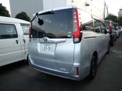TOYOTA NOAH