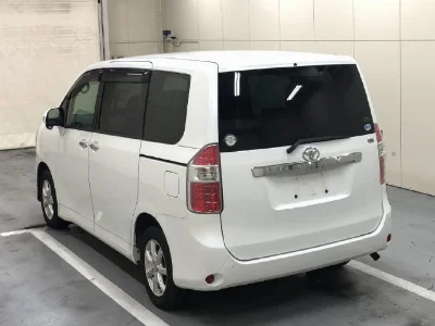 TOYOTA NOAH
