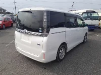 Цена авто Toyota Voxy с аукционов Японии, номер кузова ZWR80G, пробег 121 000, оценка 20