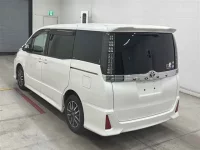 Цена авто Toyota Voxy с аукционов Японии, номер кузова ZRR80W, пробег 110 000, оценка 8