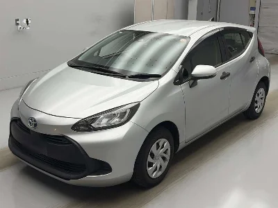 TOYOTA AQUA 1