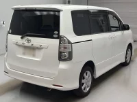 Цена авто Toyota Voxy с аукционов Японии, номер кузова ZRR75W, пробег 203 000, оценка 2
