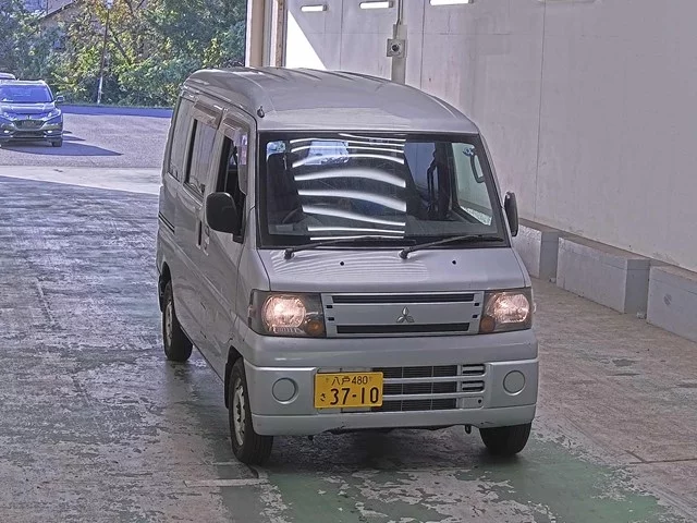 Mitsubishi Minicab 2010