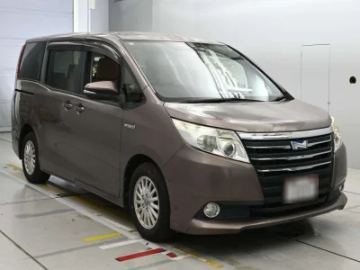 TOYOTA NOAH