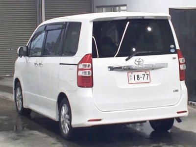 TOYOTA NOAH
