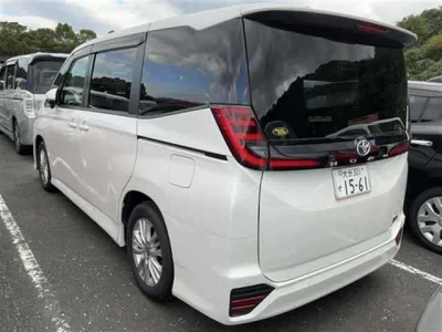 TOYOTA NOAH