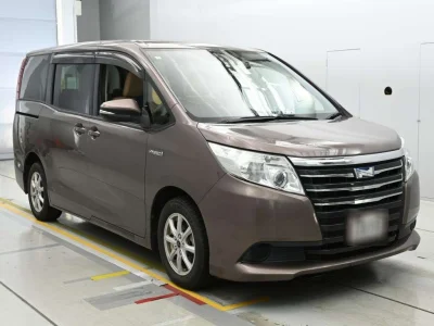 TOYOTA NOAH