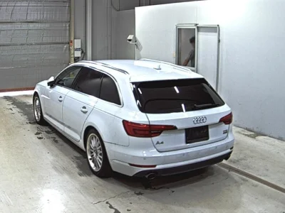 AUDI A4 AVANTE 2