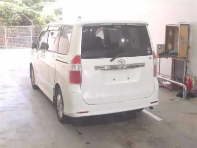 TOYOTA NOAH