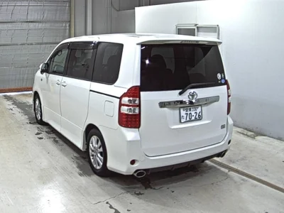 TOYOTA NOAH