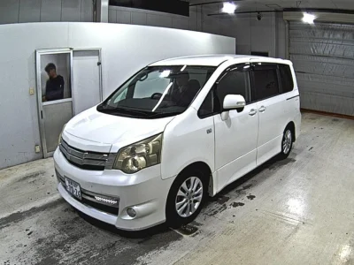 TOYOTA NOAH