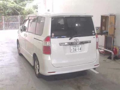TOYOTA NOAH