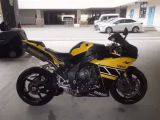 YAMAHA R1