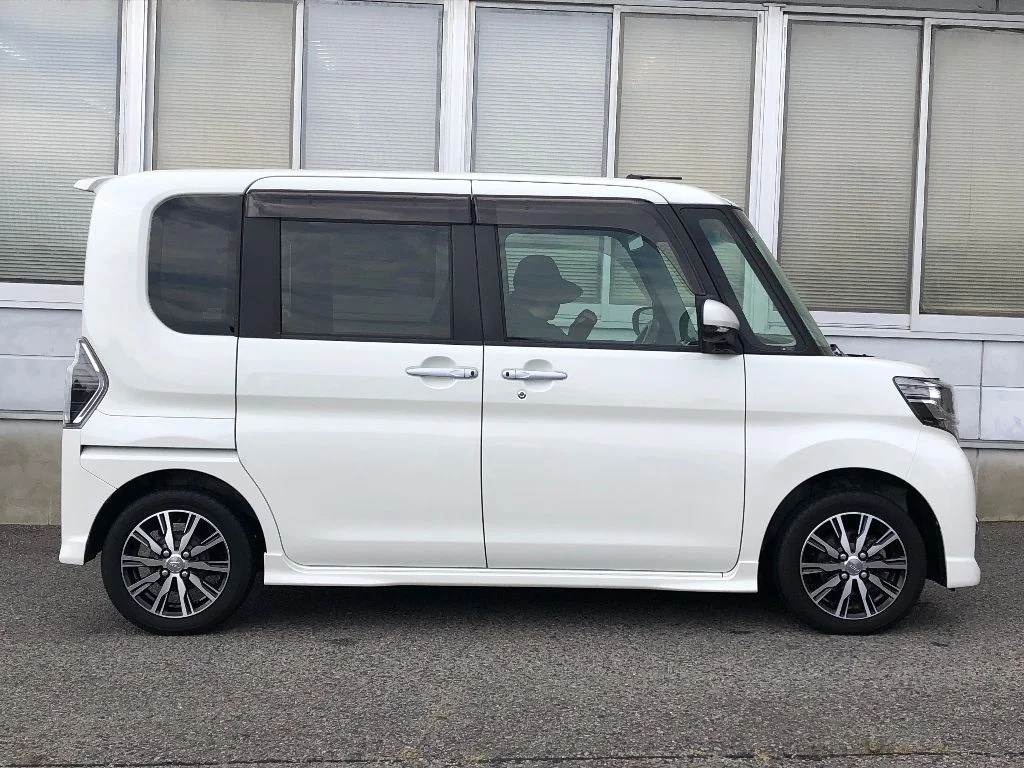 Цена авто Daihatsu Tanto с аукционов Японии, номер кузова LA600S, пробег 49 000, оценка 8