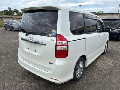 TOYOTA NOAH