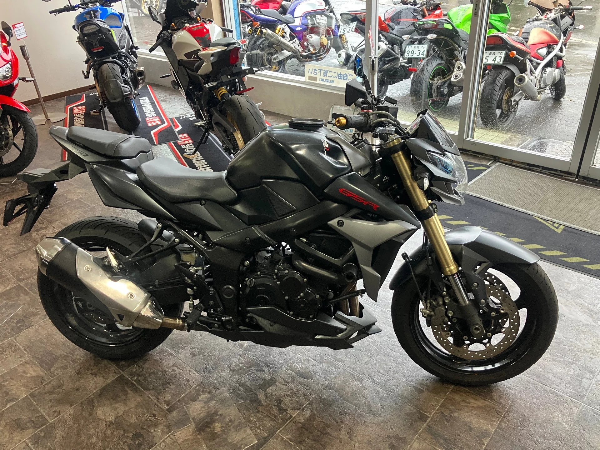 Suzuki GSR750  с аукциона в Японии