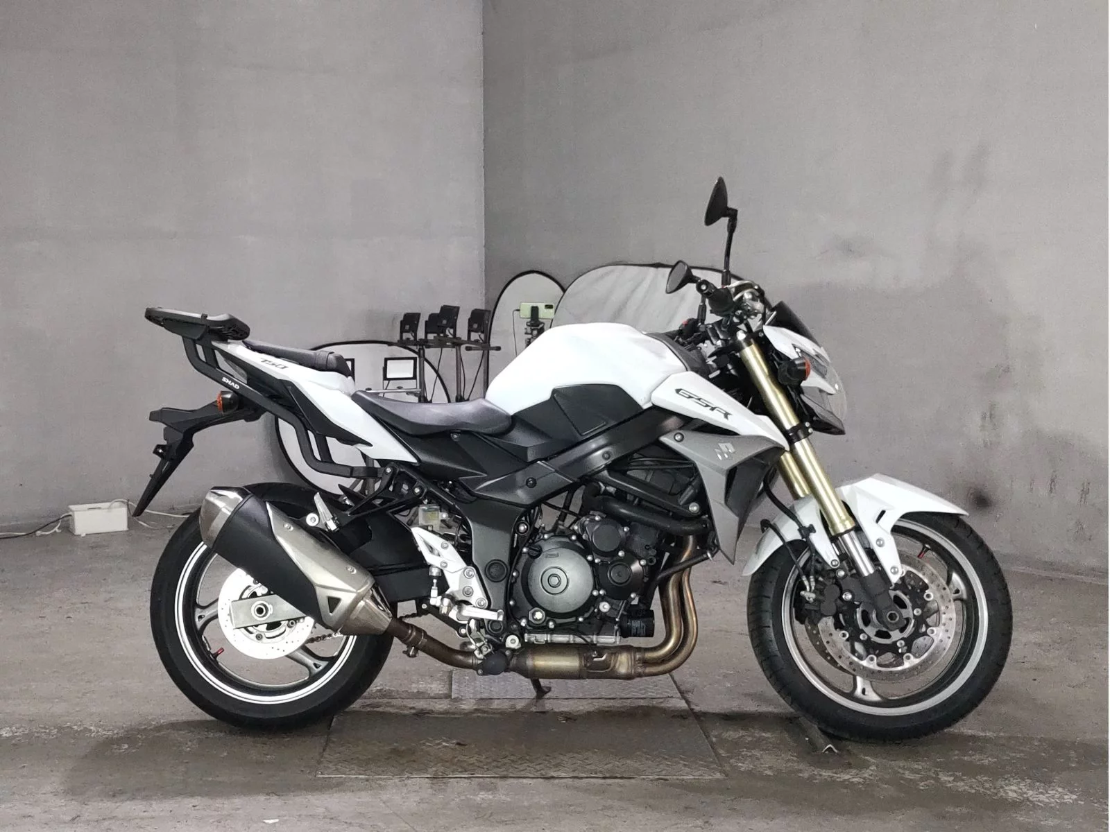 Suzuki GSR750  с аукциона в Японии