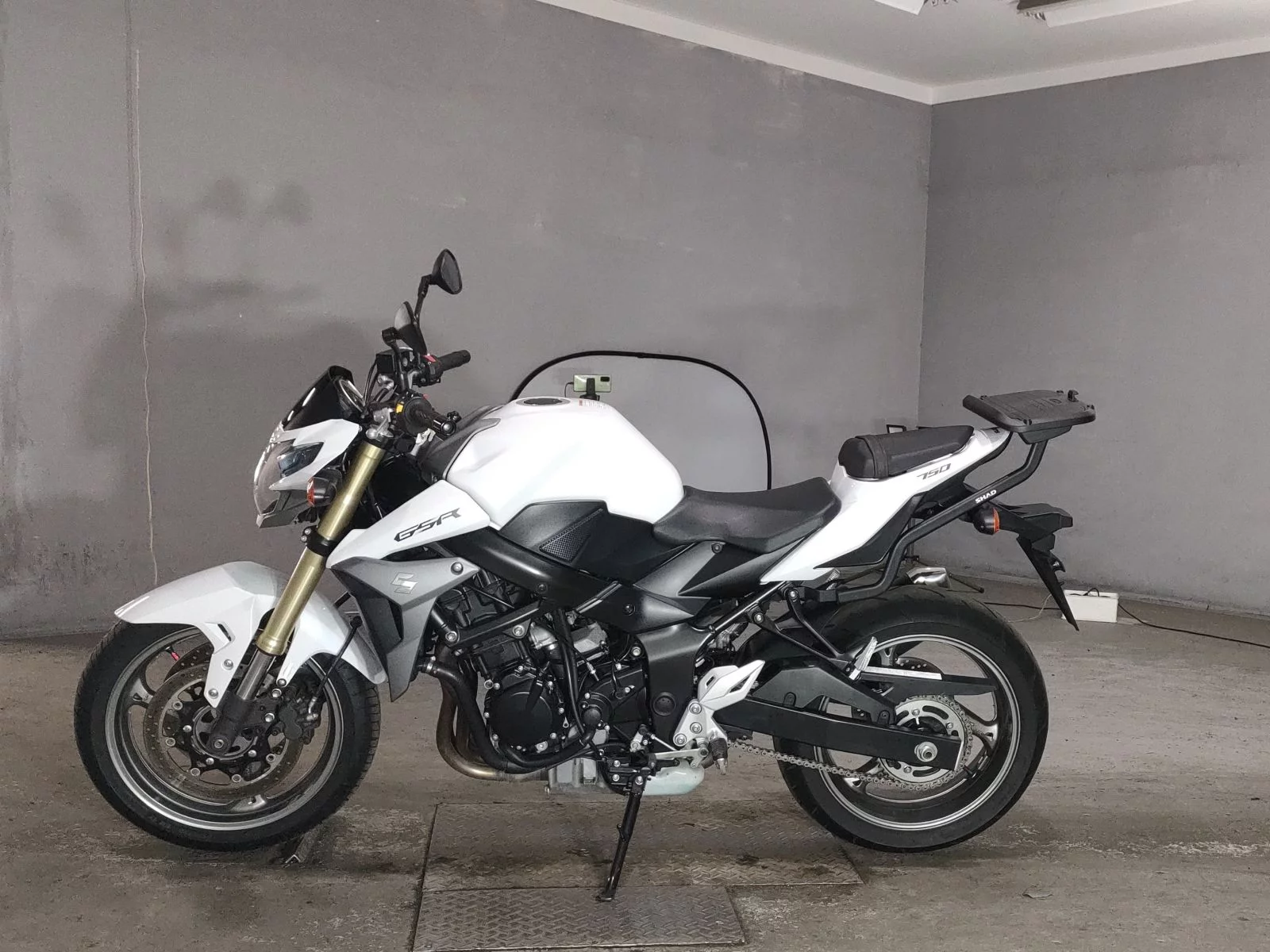 Suzuki GSR750  с аукциона в Японии