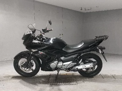 Suzuki GSR250F