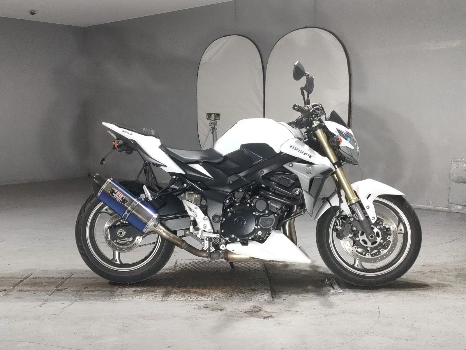 Suzuki GSR750  с аукциона в Японии