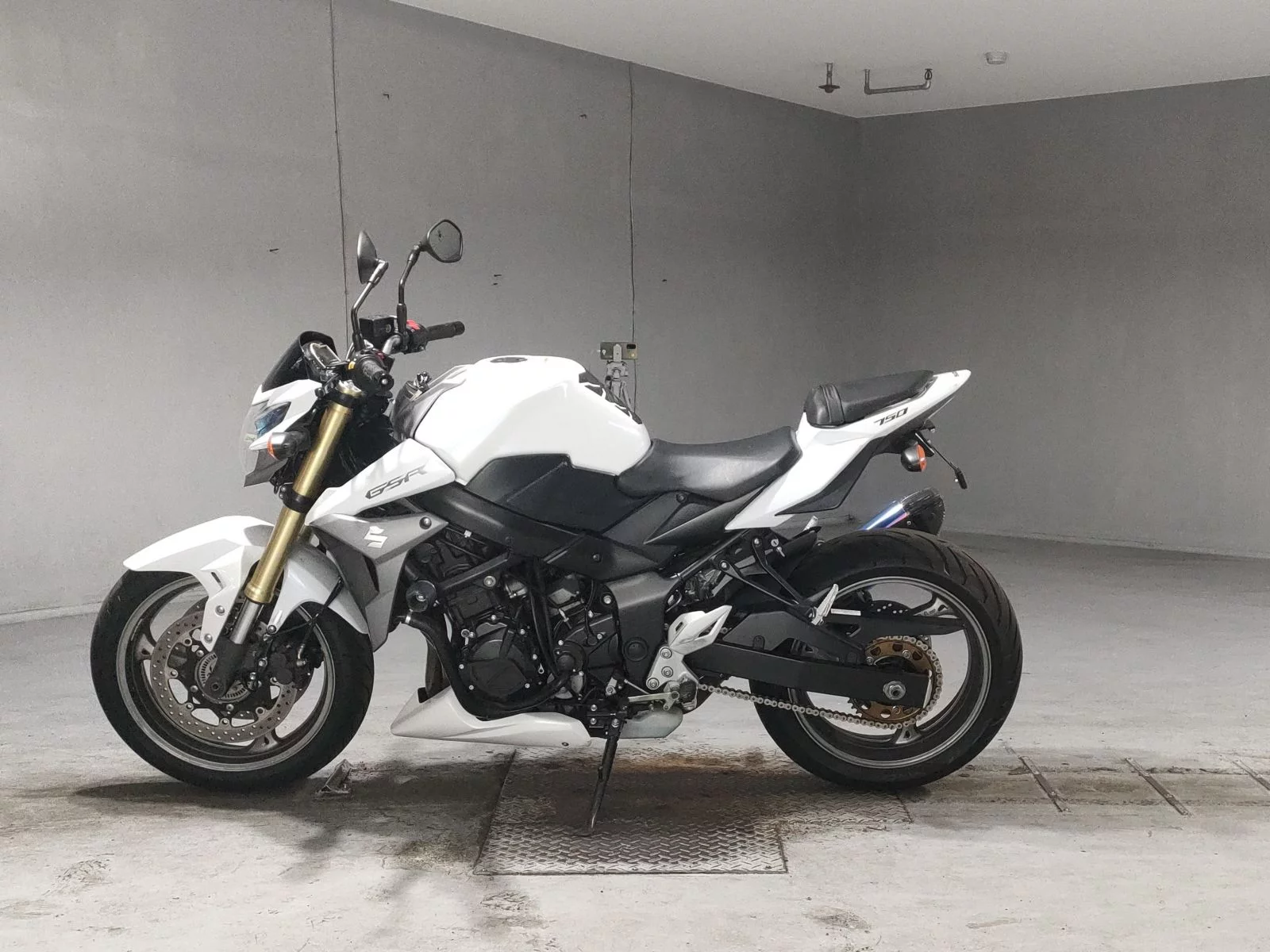 Suzuki GSR750  с аукциона в Японии
