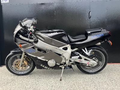 Yamaha FZR400-1