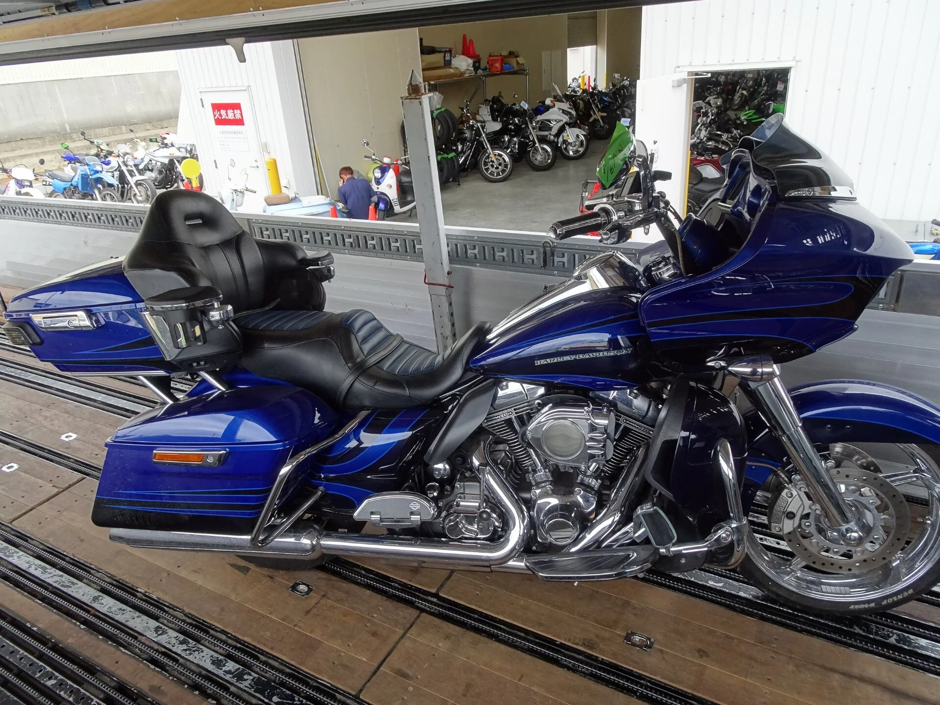 Harley-Davidson HARLEY FLTRUSE1800CVO  с аукциона в Японии