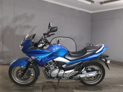 Suzuki GSR250S