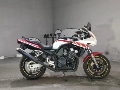 Yamaha FZ400