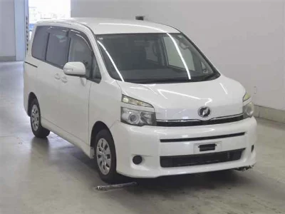 TOYOTA VOXY 2013 с аукциона, 2000cc, пробег 68 000 км